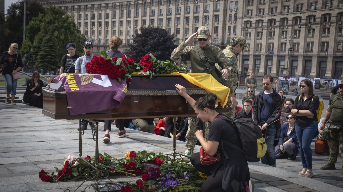 Válka na Ukrajině už stála půl milionu mrtvých a raněných, odhadují Američané